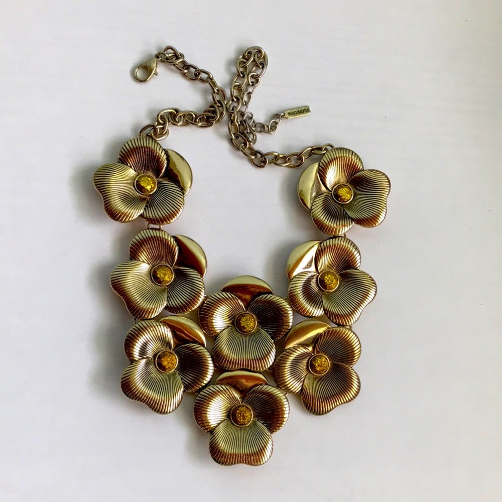 🌺 Gold flower necklace
